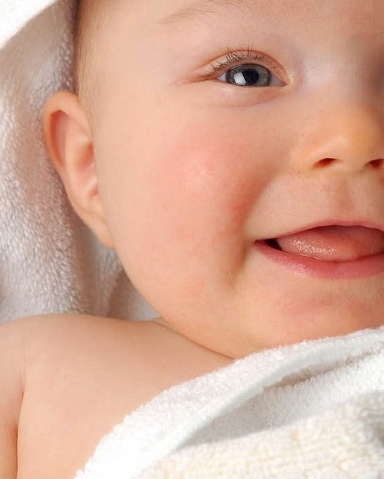 Apa yang membuat bayi tersenyum, refleks atau ekspresi gembira?